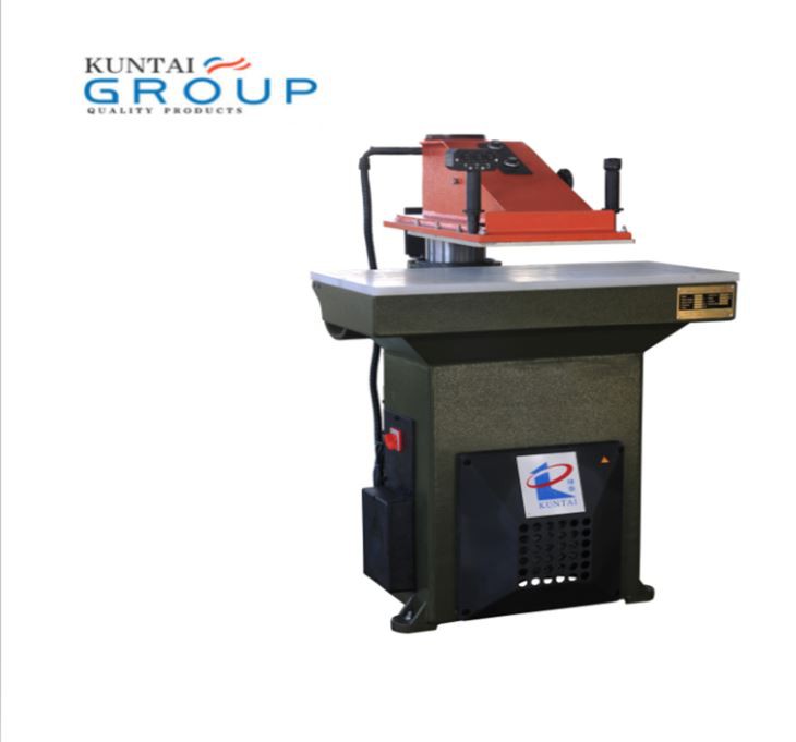 Machine de découpe à bras oscillant